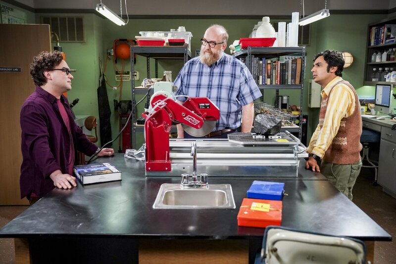 (v.l.n.r.) Leonard Hofstadter (Johnny Galecki); Bert Kibbler (Brian Posehn); Raj Koothrappali (Kunal Nayyar) – Bild: © 2019 CBS Broadcasting, Inc. All Rights Reserved /​ Sonja Flemming /​ Sonja Flemming