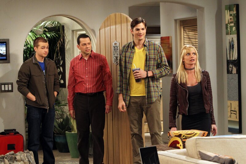 Alan (Jon Cryer, 2.v.l.) und Walden (Ashton Kutcher, 2.v.r.) sind überrascht, als Jake (Angus T. Jones, l.) seine 36-jährige Freundin Tammy (Jaime Pressly, r.) für einen Besuch mit nach Hause bringt und ihnen auch noch mitteilt, dass er sie heiraten möchte … – Bild: © Warner Brothers Entertainment Inc.
