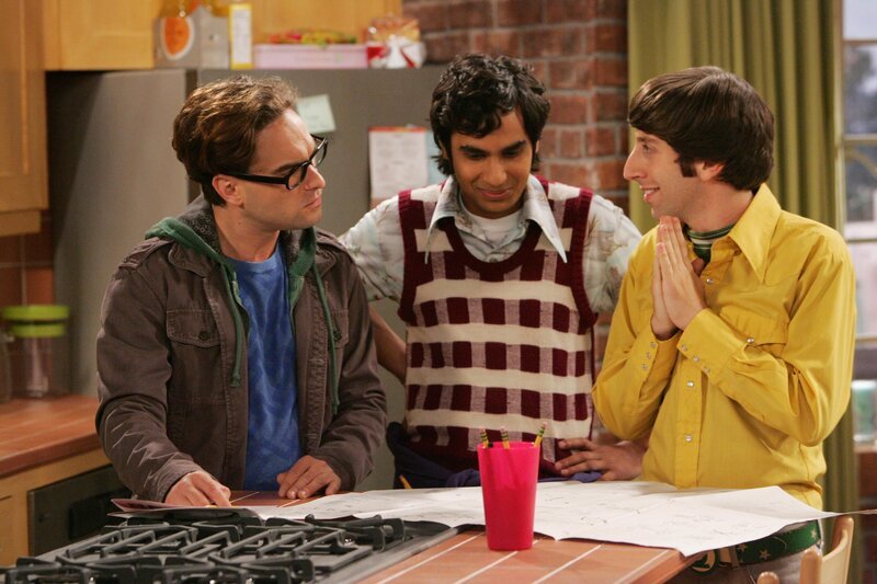 Versuchen für Penny ein Regal aufzubauen, doch für die Intellektuellen Leonard (Johnny Galecki, l.), Rajesh (Kunal Nayyar, M.) und Howard (Simon Helberg, r.) erweist dies sich als äußerst schwierig … – Bild: © Warner Bros. Television