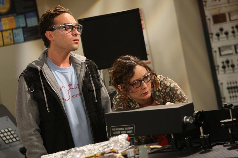 Um über Penny hinwegzukommen, kommt Leonard (Johnny Galecki, l.) auf die Idee, seine Kollegin Leslie (Sara Gilbert, r.) zu fragen, ob sie mit ihm ausgehen möchte. Und er hat Erfolg … – Bild: © Warner Bros. Television