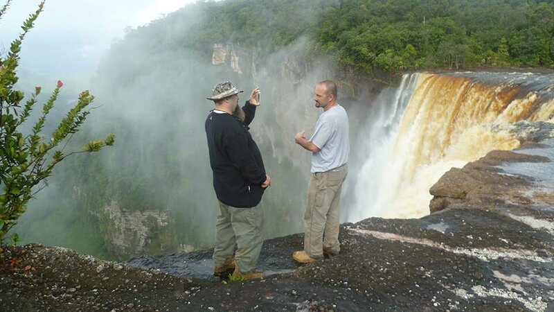 Todd Hoffman and Dave Turin at Kaieteur Falls. – Bild: For merchandising, publishing & ancillary products, check talent contract, appearance & property releases.