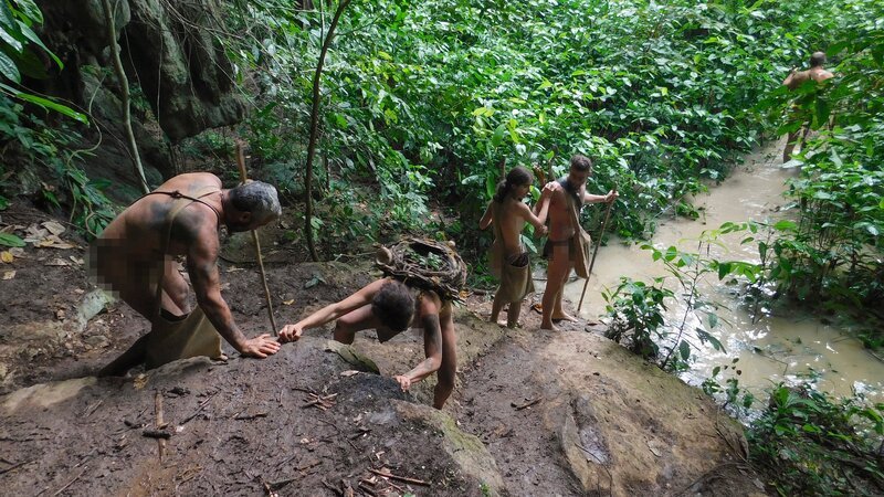 Charlie, Laura, Nicole and Duck climb down to the river. – Bild: Discovery Communications