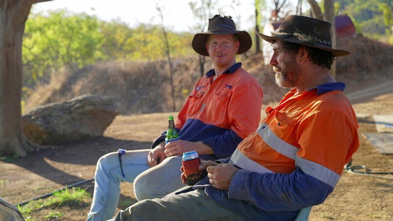 L-R: Rhien und Mat – Bild: Warner Bros. Discovery