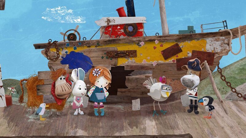 Oh weh! Lily und ihre Freunde haben aus Versehen das Boot kaputt gemacht. (Von links  nach rechts: Pelle, Barne, Flöckchen, Lily, Henne Jette, Salty, Puffin) – Bild: KiKA/​Sixteen South