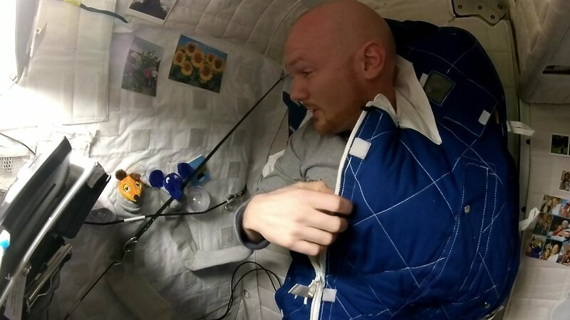 Alexander Gerst zeigt, was es mit der Schwerelosigkeit auf sich hat und wie sein Alltag im Weltraum aussieht. – Bild: WDR