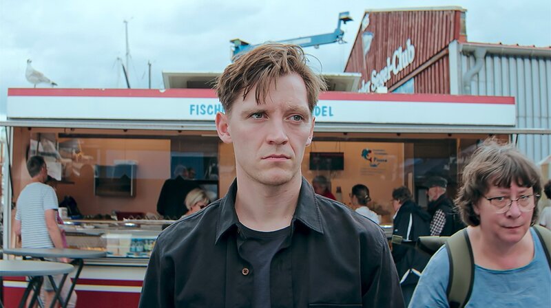 Jonas Nay als Inspektor Tondi. – Bild: NDR/​Benjamin Kahlmeyer