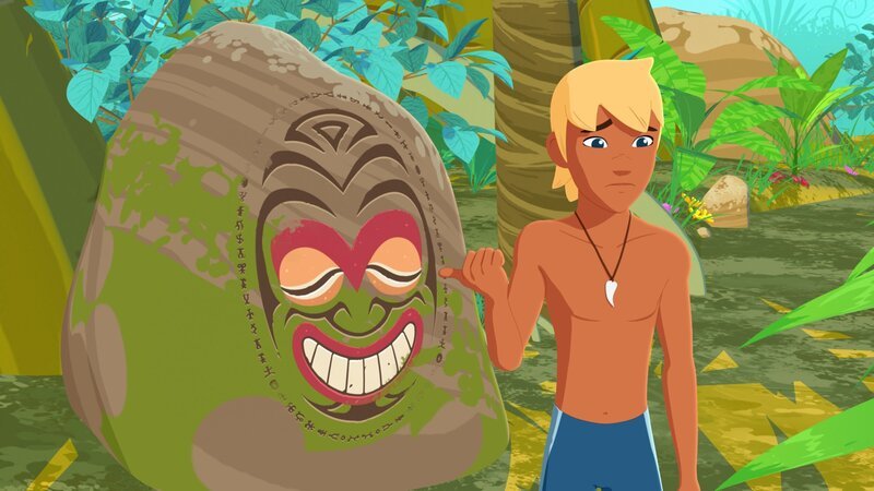 Yann hat eines der gemalten Gesichter der Ahnen auf einem großen Stein gefunden. Einer Legende nach sind die Gesichter Teil eines Rätsels der Insel Maotou. – Bild: Media Valley /​ Marzipan Films