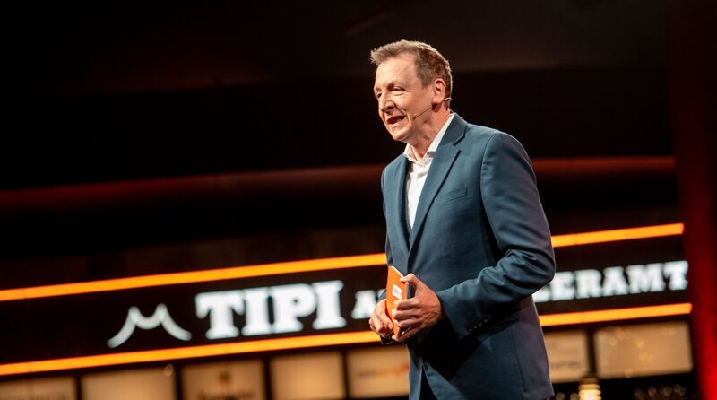 Krisen, Kriege, Konflikte: Beim radioeins Kommentatoren-Talk im TIPI AM KANZLERAMT geht es um alles, was beschäftigt und bewegt, was umtreibt und Fragen aufwirft. radioeins-Moderator Marco Seiffert lädt ein zu einer Gesprächsrunde, in der kein Blatt vor den Mund genommen wird. Seine Gäste sind bekannte Journalistinnen und Journalisten. – Moderator Marco Seiffert im TIPI am Kanzleramt. – Bild: rbb/​Gundula Krause