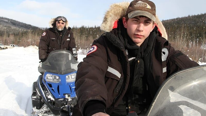 Parker Schnabel and Tony snowmobile. – Bild: Discovery Channel