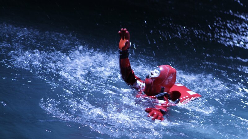 Ein Mensch im Wasser – Bild: Discovery Channel /​ Discovery Communications