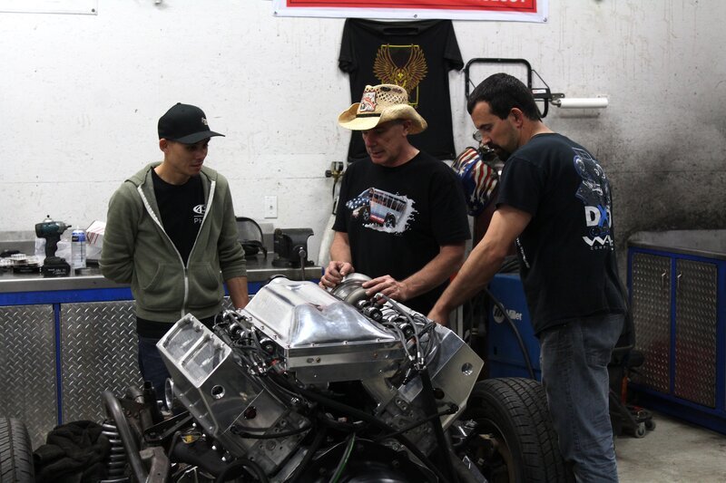 Azn, Farmtruck and Jeremy Wagler check out the new motor for the Haunted Hearse. – Bild: Discovery Communications, LLC