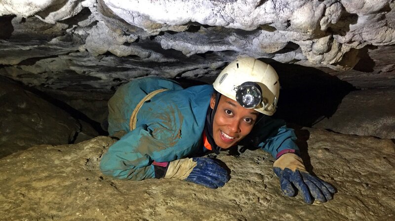 In einer wilden Höhle gibt es auch Engstellen. Da muss Pia sich durchzwängen. – Bild: BR/​TEXT + BILD Medienproduktion GmbH & Co. KG/​Marcella Müller