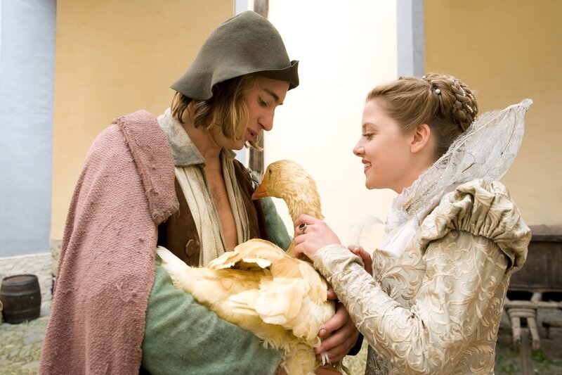 Die Goldene Gans hat Dummling (Jeremy Mockridge) und Prinzessin Luise (Jella Haase) zusammengebracht. – Bild: ZDF/​Katharina Simmet