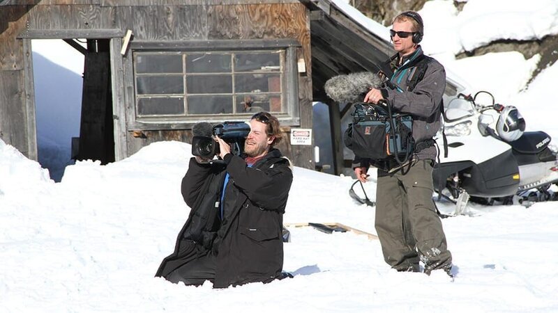Crew in snow. – Bild: Discovery Channel