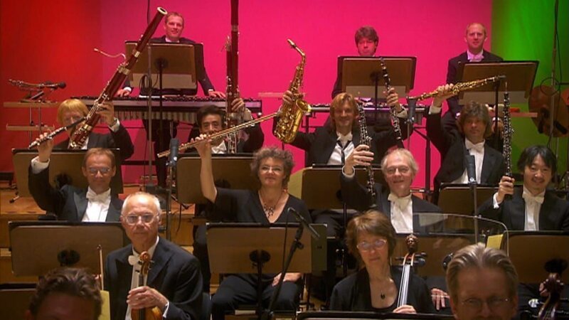 Das Titellied „Die Welt ist elefantastisch!“ hört André in einer ganz besonderen Version: Es wird vom WDR-Rundfunkorchester gespielt. – Bild: WDR/​Die Sendung mit dem Elefanten