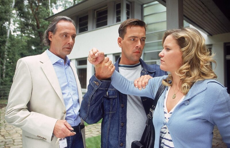 Anna Mosbach (Anna von Berg) bedroht Prof. Neuenfels (Daniel Friedrich, li.), den sie für den Tod ihrer Tochter verantwortlich macht. Kommissar Bonhoff (Wolfgang Krewe) greift ein. – Bild: RTL /​ Rolf Baumgartner