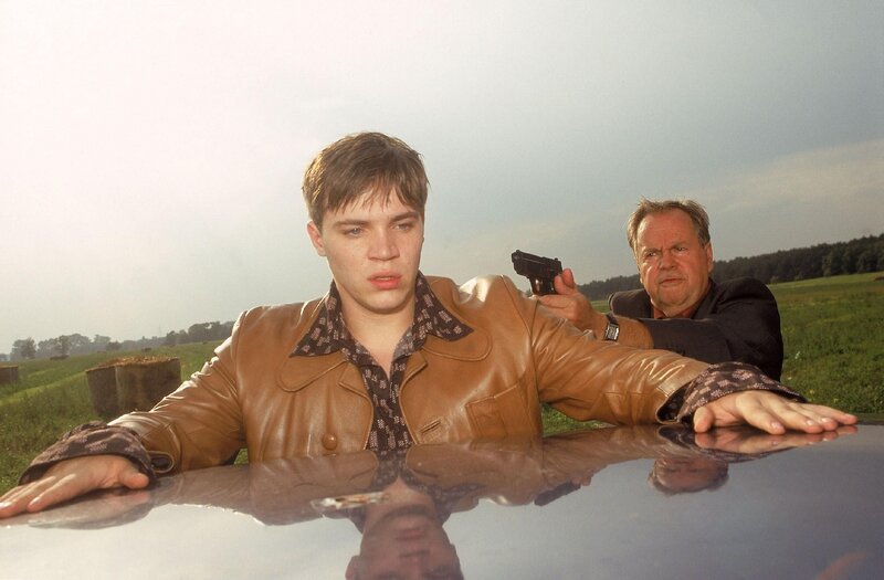 Erwischt: Kommissar Kehler (Wolfgang Bathke, r.) verhaftet Fabian (Patrick Heinrich) nach dessen Fluchtversuch.Was hat der junge Mann zu verbergen? – Bild: RTL /​ Rolf Baumgartner