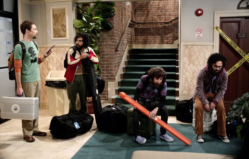 Der Nordpol-Plan: Leonard (Johnny Galecki, r.), Sheldon (Jim Parsons, l.), Rajesh (Kunal Nayyar, 2.v.l.) und Howard (Simon Helberg, 2.v.r.) … – Bild: © Warner Bros. Television