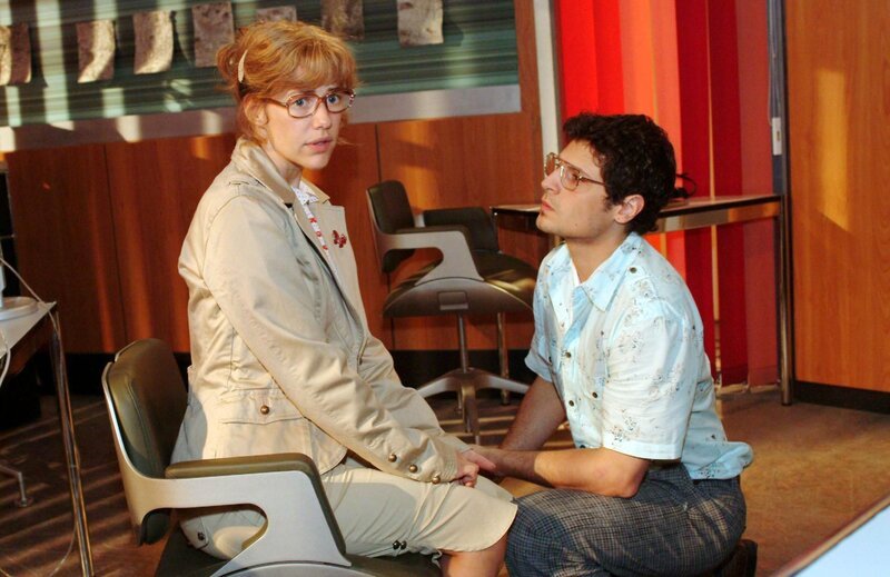Rokkos (Manuel Cortez, r.) Heiratsantrag überfordert Lisa (Alexandra Neldel, l.). – Bild: SAT.1 /​ Monika Schürle