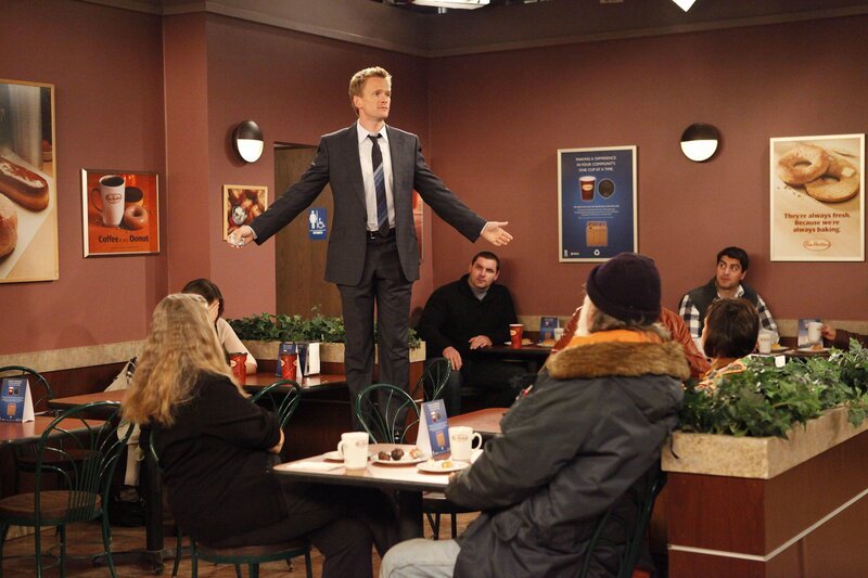 In einem Café macht sich Barney (Neil Patrick Harris, stehend) wieder einmal über die Kanadier und ihr Land lustig und kassiert daraufhin eine heftige Tracht Prügel … – Bild: © 20th Century Fox International Television