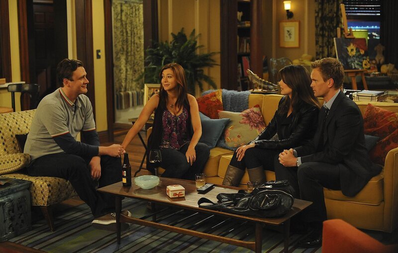 Wer ist das perfekte Paar? Barney (Neil Patrick Harris, r.) und Robin (Cobie Smulders, 2.v.r.) oder Lily (Alyson Hannigan, 2.v.l.) und Marshall (Jason Segel, l.) … – Bild: © 20th Century Fox International Television