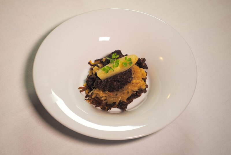 Sternekoch Frank Rosin ist heute in der kleinen Gemeinde Rothenstein zugange. In der „Gaststätte Helenenstein“ wird dringend seine Hilfe gebraucht … – Bild: Kabel Eins