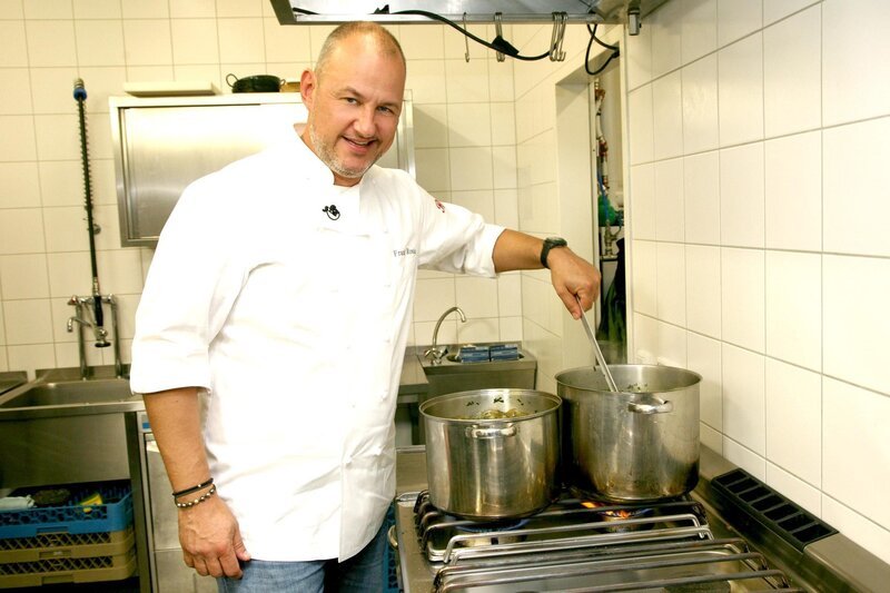 Tut sein Bestes, um ein Bistro zu retten, dessen Erfolg oder Misserfolg die Existenz einer ganzen Familie beeinflusst: Sternekoch Frank Rosin … – Bild: Kabel Eins