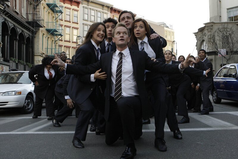 Halten fast immer zusammen: Ted (Josh Radnor, 2.v.l.), Robin (Cobie Smulders, l.), Barney (Neil Patrick Harris, M.), Lily (Alyson Hannigan, r.) und Marshall (Jason Segel, 2.v.r.) … – Bild: © 20th Century Fox International Television