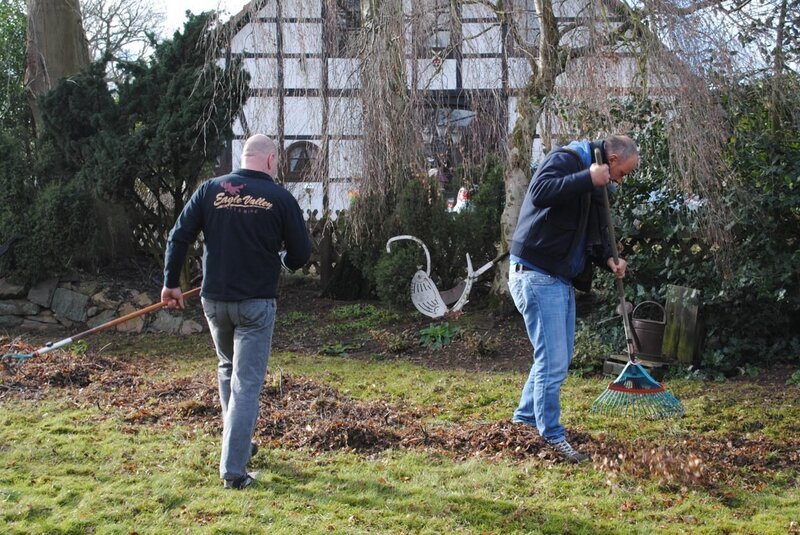 Oliver (l.) betreibt zusammen mit seiner Frau das „Landhaus Eyendorf“, doch der Name ist alles andere als Programm. Frank Rosin (r.) will das ändern … – Bild: Kabel Eins