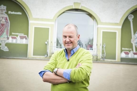 Retter in der Not: Frank Rosin setzt alles daran, den „Landgasthof Schmid – Zum Spatzl“ wieder auf Vordermann zu bringen – doch dafür muss das Küchenteam auch was tun … – Bild: Kabel Eins