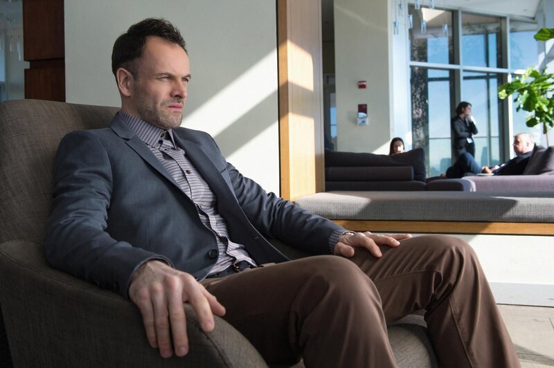 Die ungezwungene Affäre zwischen Holmes ((Jonny Lee Miller) und Agatha wird kompliziert, als Agatha plötzlich Holmes eine schockierende Frage stellt … – Bild: CBS Television