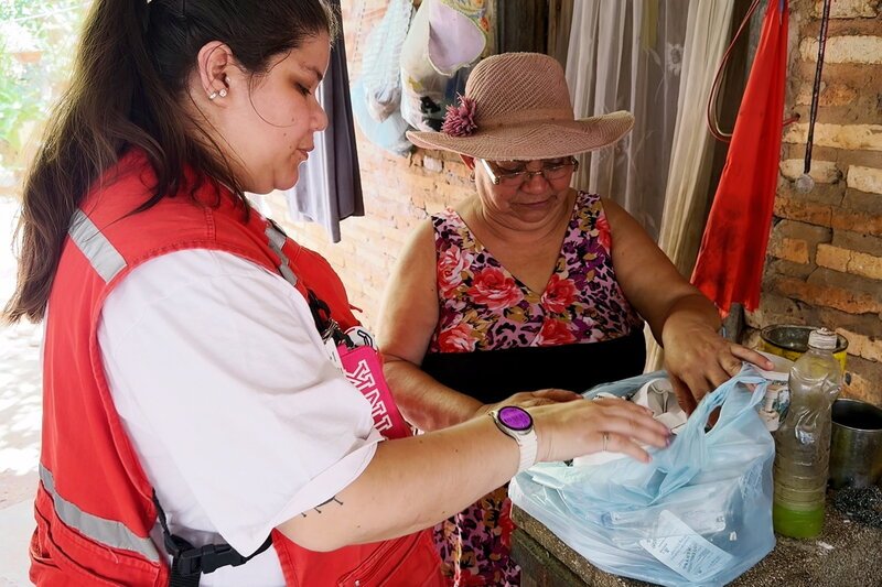 mitenand – Paraguay - Mehr Lebensqualität für ältere Menschen. In Paraguay setzen sich Freiwillige des Roten Kreuzes mit Hausbesuchen und Veranstaltungen für ältere Menschen dafür ein, dass Seniorinnen und Senioren sich weniger allein fühlen. – Bild: SRF