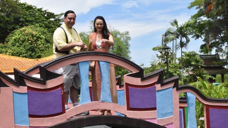 Dolly Chua Ai Mei and Harold Davis at Haw Par Villa. – Bild: Warner Bros. Discovery, Inc. or its subsidiaries and affiliates. All rights reserved.