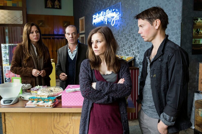 Im Foto (v.l.n.r.): Die Hauptkommissare Eva Saalfeld (Simone Thomalla) und Andreas Keppler (Martin Wuttke) versuchen herauszubekommen, in welchen Schwierigkeiten Julia Bahrig (Josefine Preuß) und Leon Jentzsch (Marek Harloff) wirklich mit ihrem Laden „Türkischer Honig“ stecken. – Bild: WDR/​MDR/​Saxonia Media/​Junghans