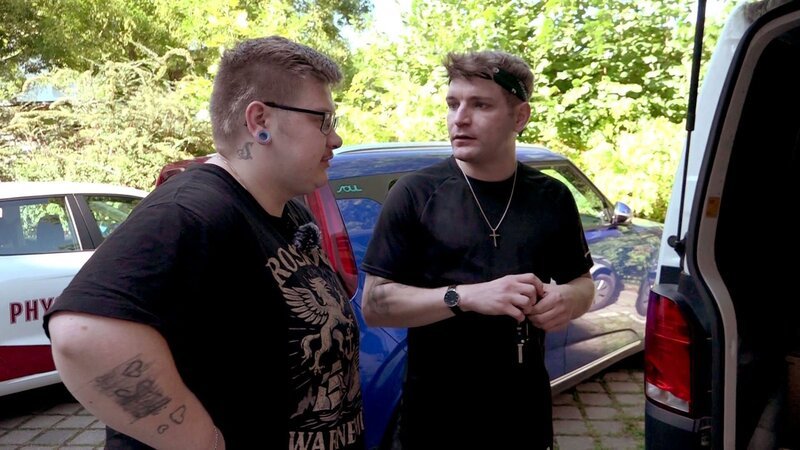 Damian und sein Freund Lukas gehen derweil auf die Suche nach neuen Möbeln. – Bild: RTLZWEI