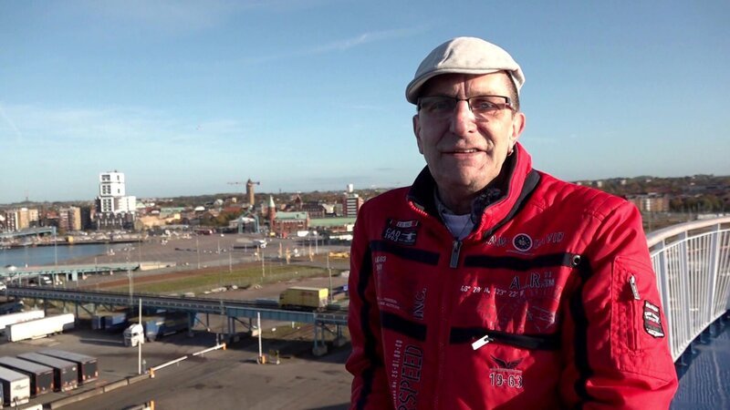 Torsten genießt seinen Traumurlaub in Schweden in vollen Zügen. Nach einem ausgiebigen Frühstück steht für den Rentner Sightseeing auf dem Programm. – Bild: RTLZWEI