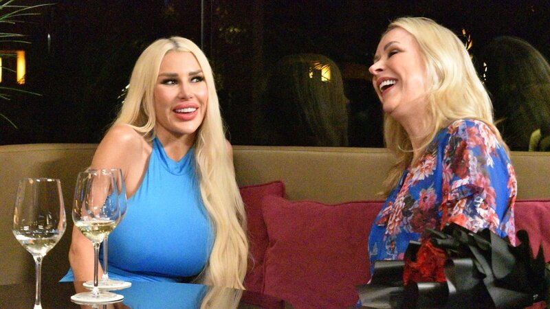 Sarah Strain and her mom Kitty Strain at dinner. – Bild: Warner Bros. Discovery, Inc. or its subsidiaries and affiliates