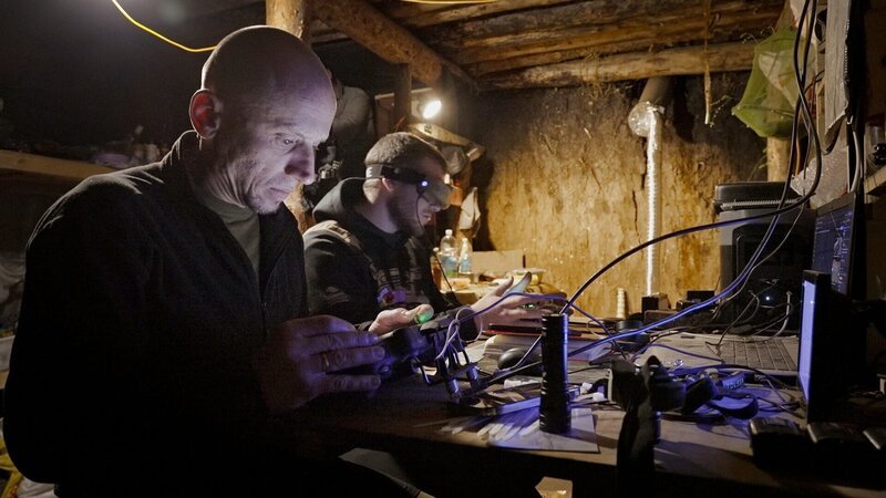 Die Drohnenpiloten Sasha und Sanya im Einsatz: von ihrem Unterstand aus greifen sie mit Kampfdrohnen russische Stellungen an. – Bild: ORF/​Arte