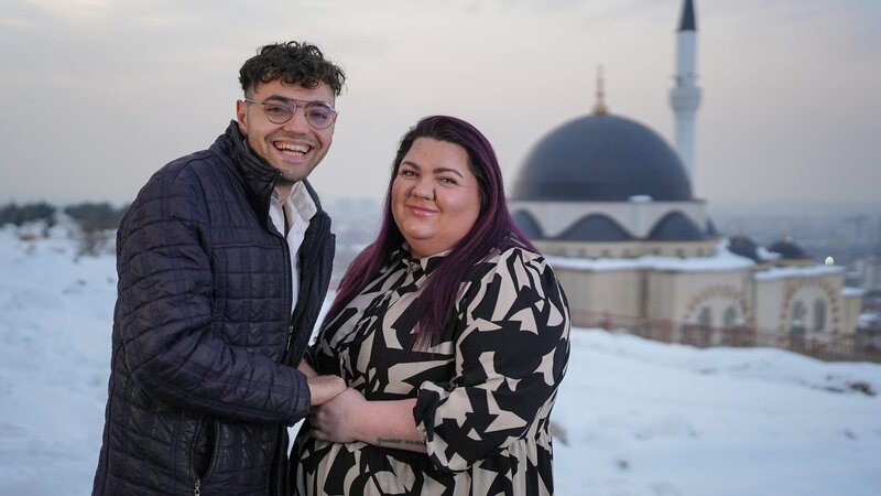 Ali & Sam pose together in Malatya – Bild: Warner Bros. Discovery, Inc. or its subsidiaries and affiliates