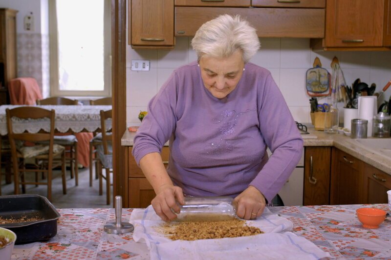 Köstliches Italien – Die Langhe. Oma Maria zerkleinert die Haselnüsse. – Bild: SRF/​Florianfilm GmbH