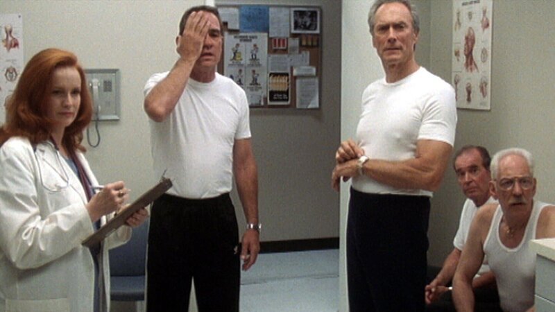 Bevor die Mission beginnt müssen sich die Mitglieder des Team ‚Daedalus‘ (Tommy Lee Jones, 2.v.li., Clint Eastwood, James Garner und Donald Sutherland) erst einmal den Fitness-Check absolvieren. – Bild: RTL II