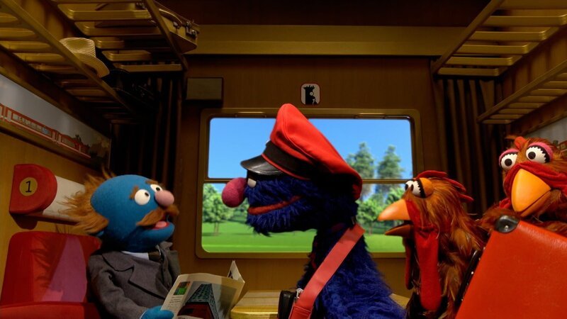 Grobi sorgt für maximales Chaos, weil er als Zugschaffner bei der Fahrkartenkontrolle die Anzahl der Sitzplätze im Abteil mit der Sitzplatznummer verwechselt. – Bild: NDR/​Sesame workshop /​ KiKA