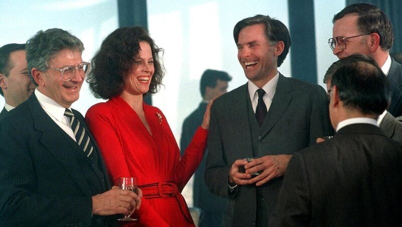 Katharine Parker (Sigourney Weaver, 3.v.l.) – Bild: Twentieth Century Fox Film Corporation. All rights reserved. Lizenzbild frei