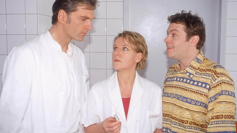 Schwanger! Schmidt (Walter Sittler, l.) und Tim (Oliver Reinhard) erfahren von Nikola (Mariele Millowitsch), dass der Schwangerschaftstest positiv ausgefallen ist. – Bild: MG RTL D