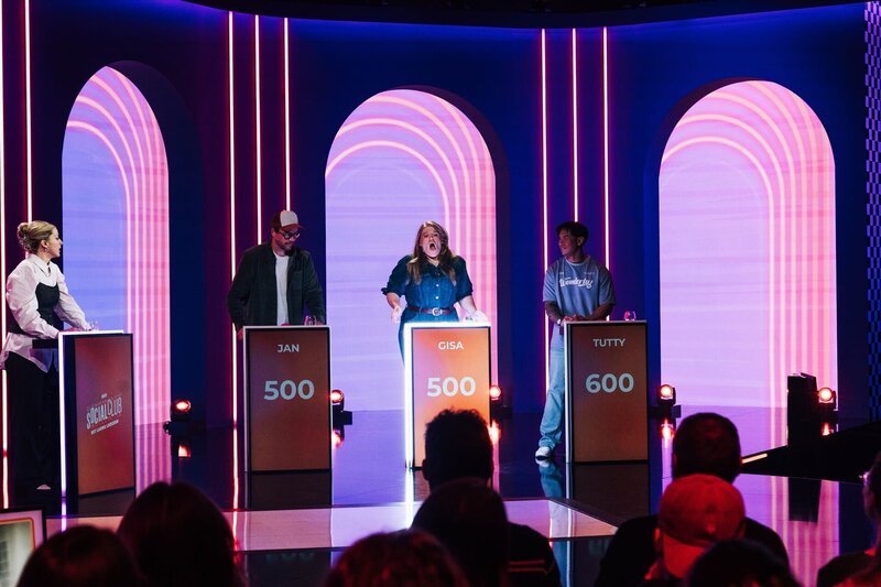 In Laura Larssons Comedy-Gameshow „Neo Social Club“ zeigen ihre Gäste, wie gut sie die digitale Welt verstehen. Von links: Laura Larsson, Jan van Weyde, Gisa Flake und Tutty Tran. – Bild: ZDF und Nils Freidel