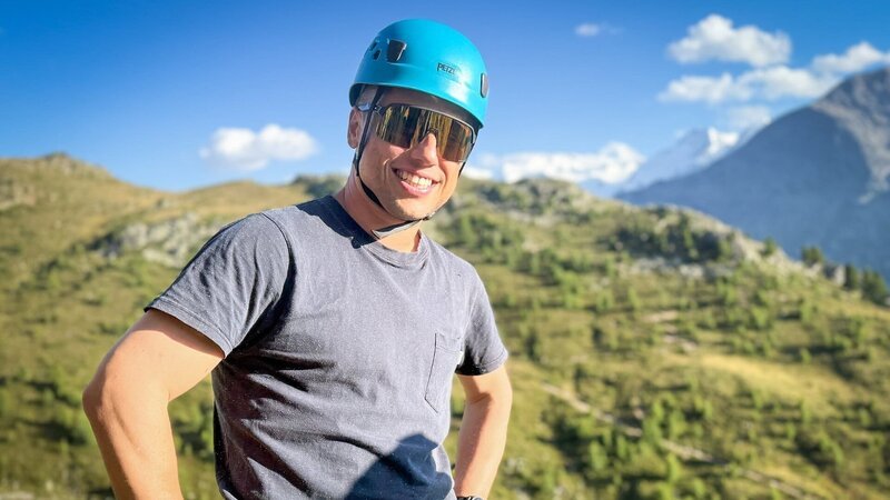 Jan Fitze an der Nordkante des Piz Badile im Bergell – Bild: SRF