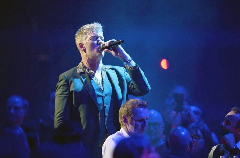 In den mystisch stillen Katakomben der französischen Hauptstadt inszenierte sich die legendäre Band um Josh Homme neu: akustisch, reduziert, aber umso eindringlicher. – Bild: Dominik Plüss In den mystisch stillen Katakomben der französischen Hauptstadt inszenierte sich die legendäre Band um Josh Homme neu: akustisch, reduziert, aber umso eindringlicher. – Bild: Dominik Plüss