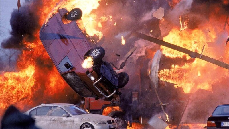 Ein Taxifahrer wurde von drei Gangstern nach einem spektakulären Raubüberfall dazu gezwungen ihnen zur Flucht zu verhelfen. Während Semir und Tom die Verfolgung aufgenommen haben, verursacht der Taxifahrer einen verhängnisvollen Unfall … – Bild: MG RTL D