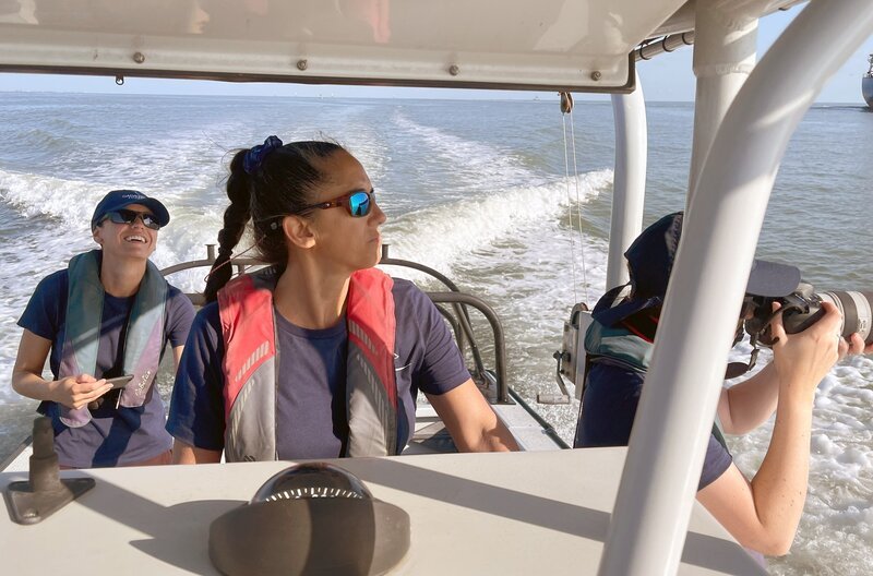 Die Delfinforscherinnen Vanessa Mintzer (li.) und Kristi Fazioli (re.) auf einer Erkundungstour in der Bucht von Galveston – Bild: Jörg Daniel Hissen