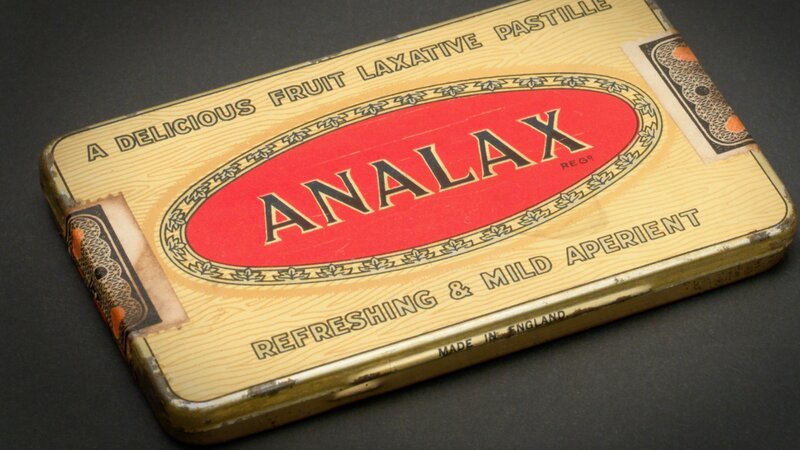 Dose mit Analax-Abführmittel, hergestellt in London. – Bild: CuriosityStream-Inc